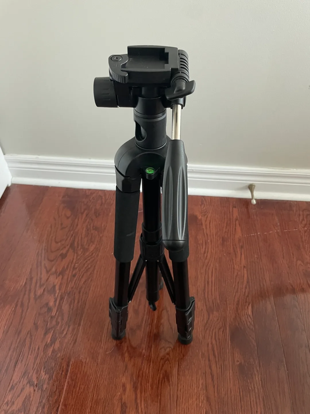 Artcize 3-in-1 tripod with accessories image indicator(2)