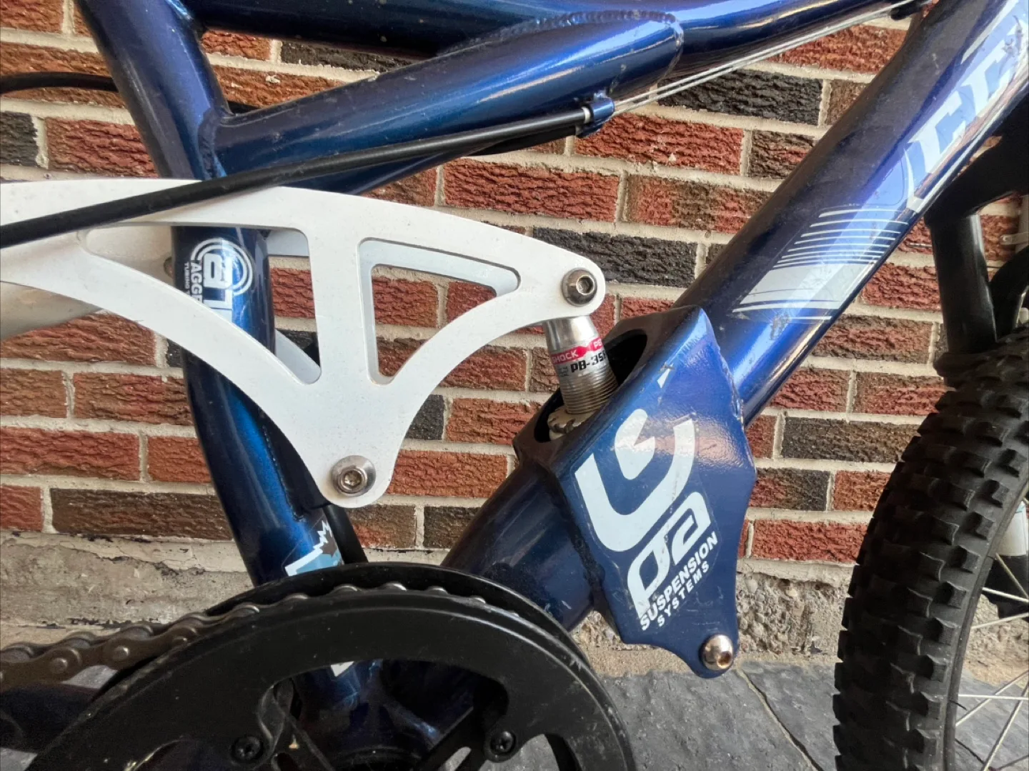 GT Vandal XC Dual Suspension Bike image indicator(2)