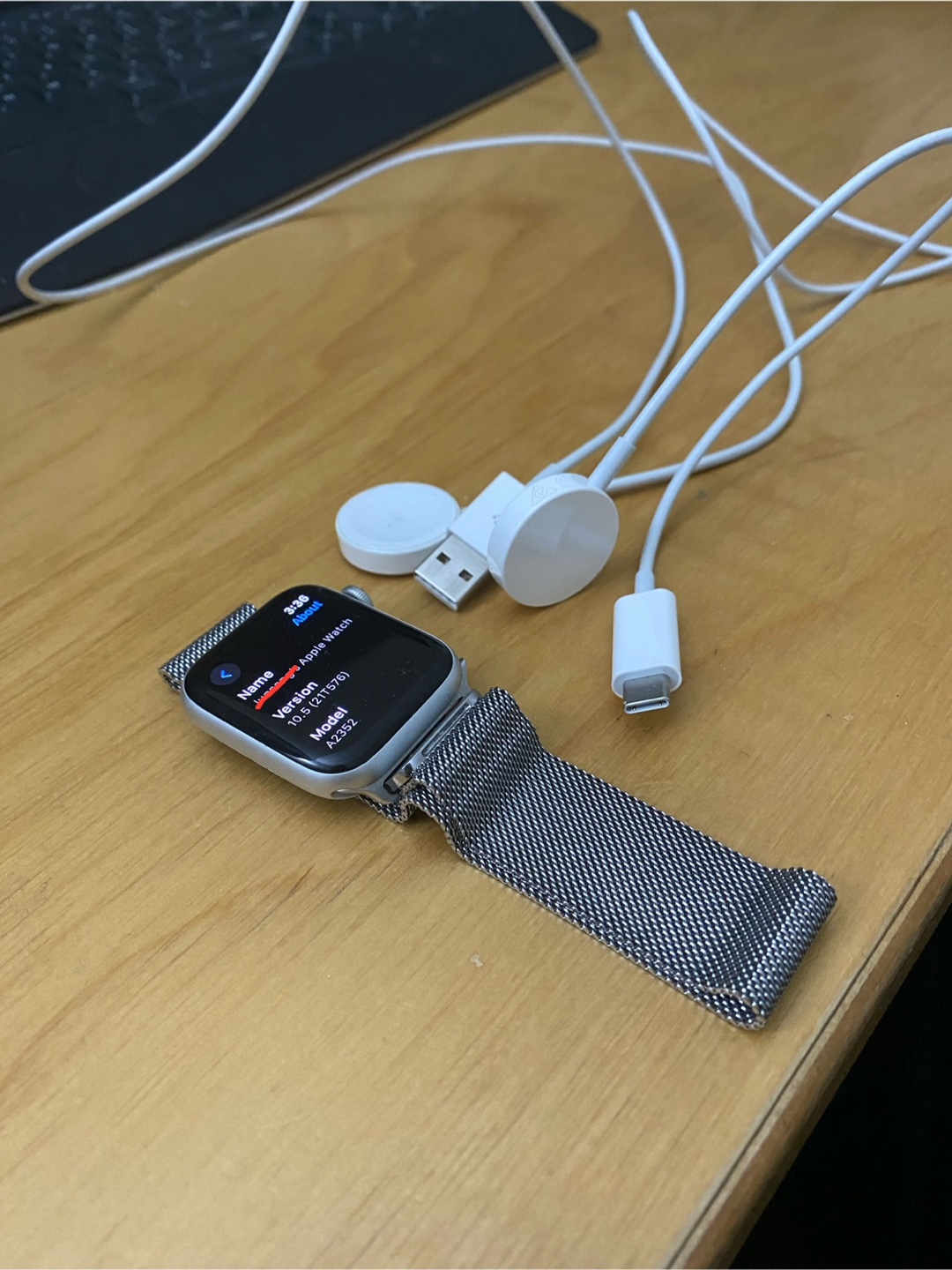 Apple Watch SE 44mm w/ Milanese Loop + 2 Chargers