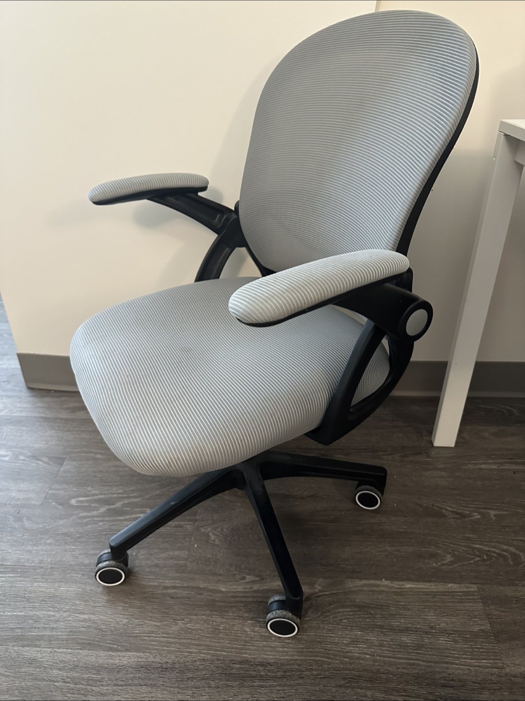 Office Chair - Adjustable & Comfortable - photo 4
