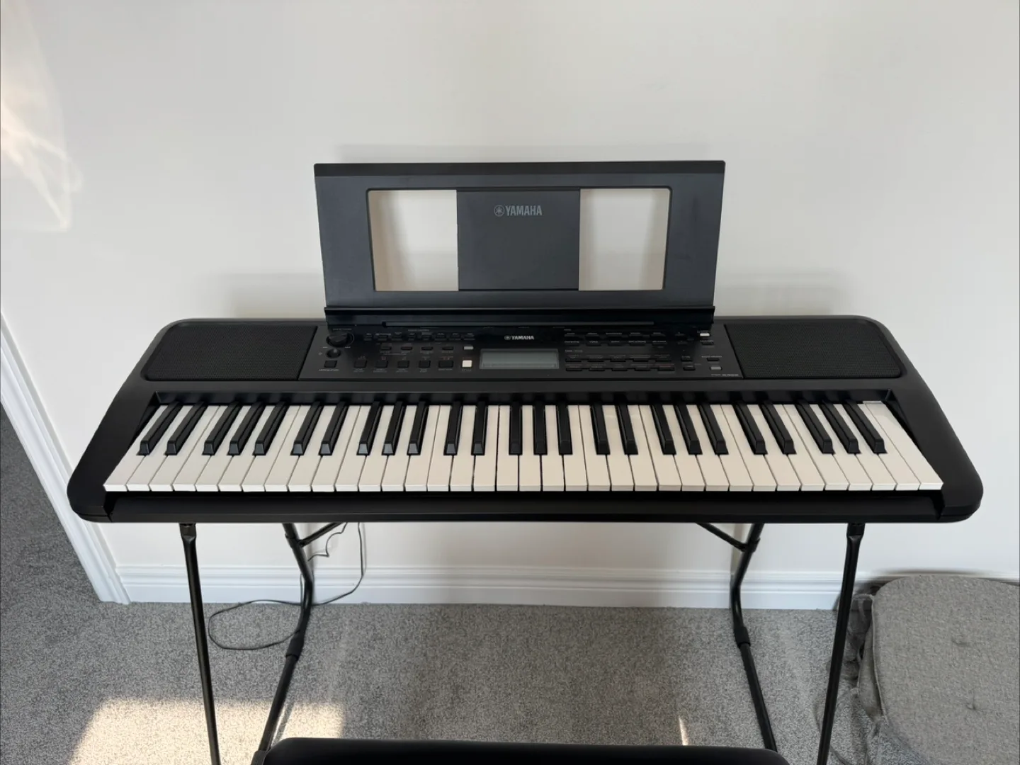 Yamaha PSR-E383 Digital Keyboard with Bench thumbnail