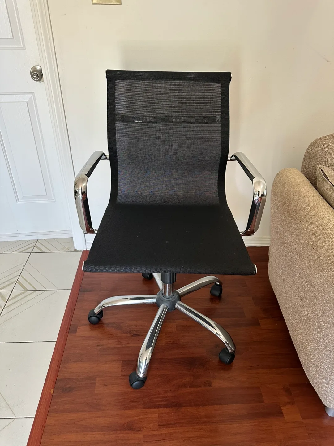 Black Mesh Office Chair thumbnail