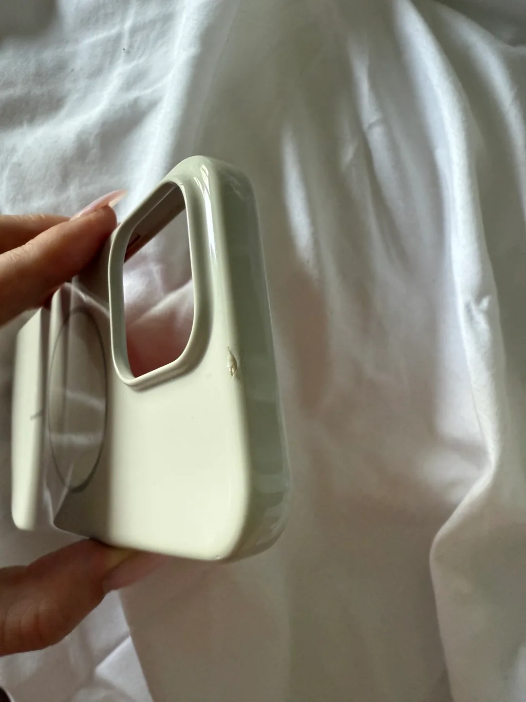 Beats iPhone 16 pro max case image indicator(2)