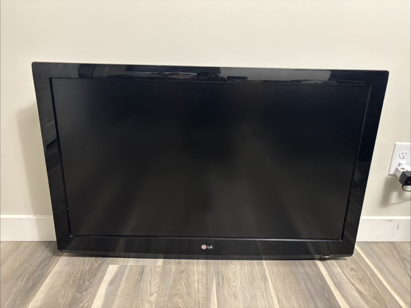 LG Flat Screen TV 42”