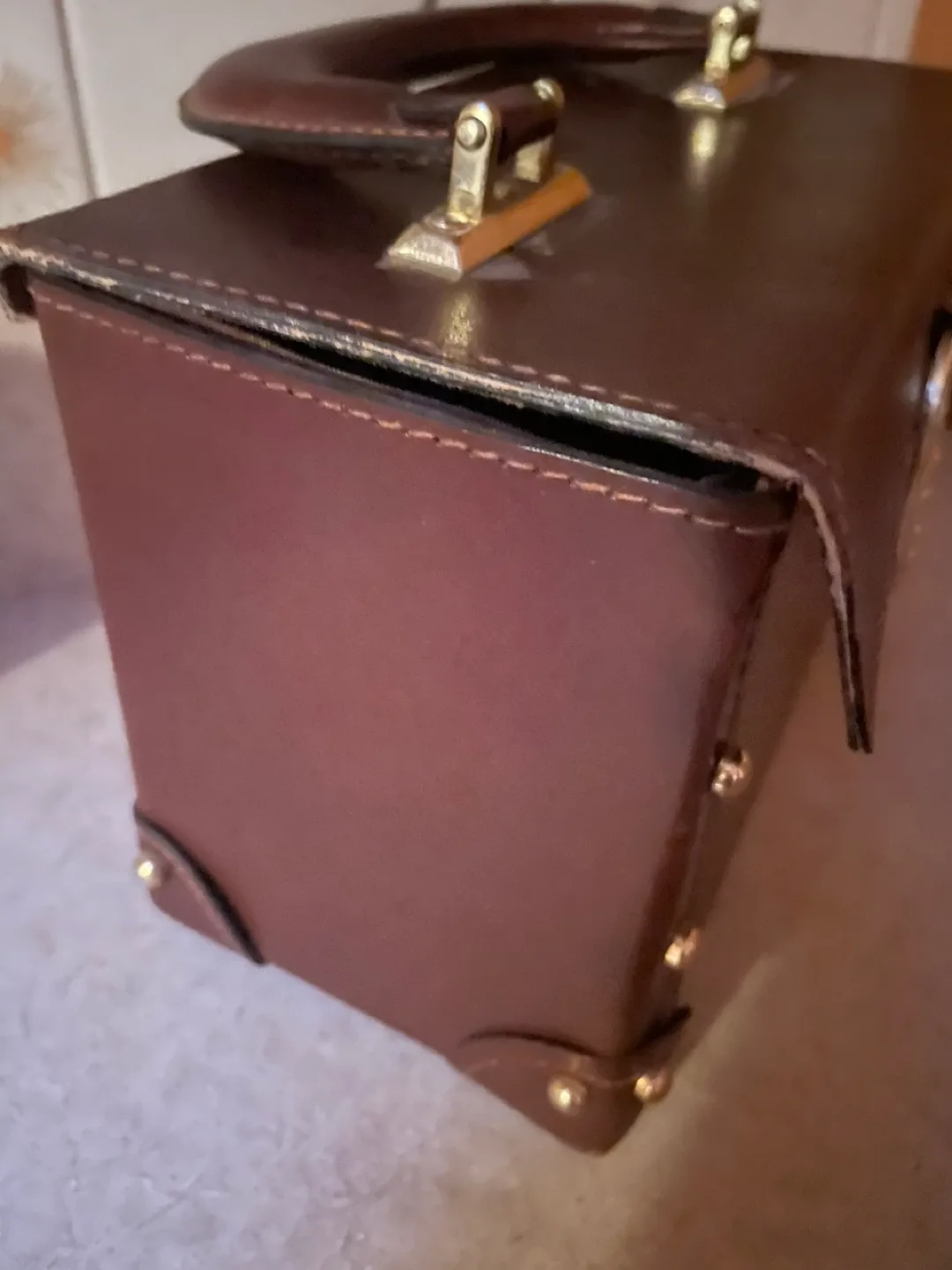 Vintage Brown Leather Train Case image indicator(2)