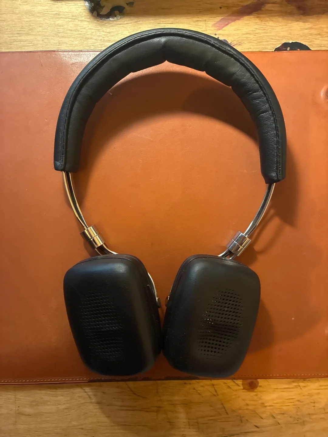 Bowers & Wilkins P5 Wireless Headphones image indicator(2)