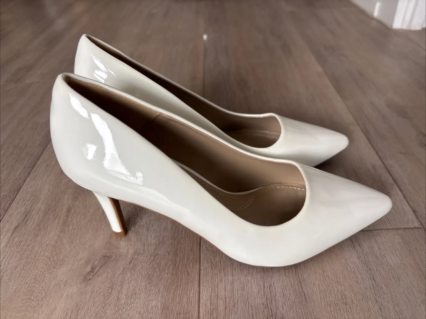 Dream Pairs White Heels - Size 7 image indicator(2)