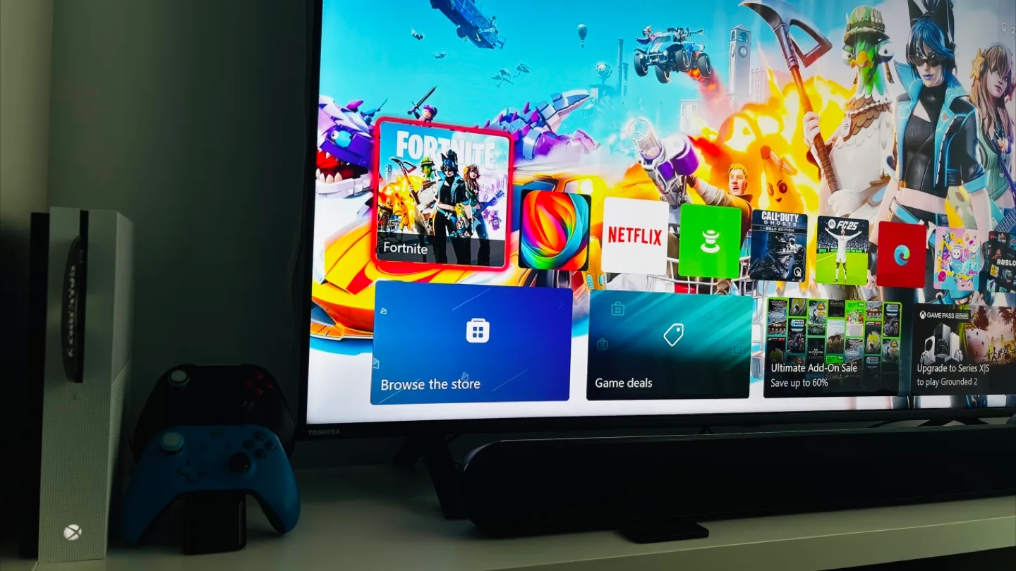 Xbox One S Console - White image indicator(4)