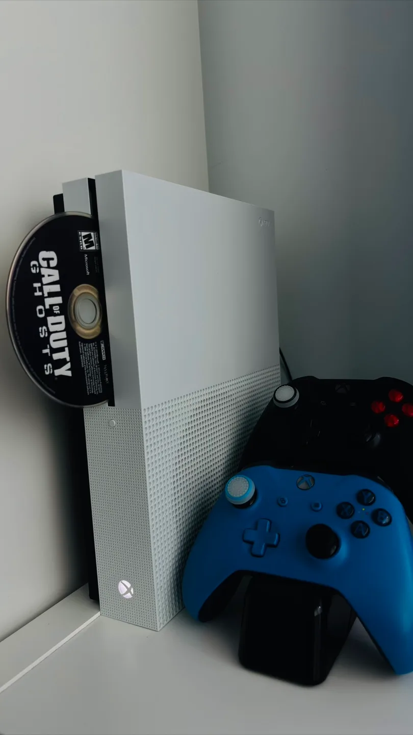 Xbox One S Console - White image indicator(3)