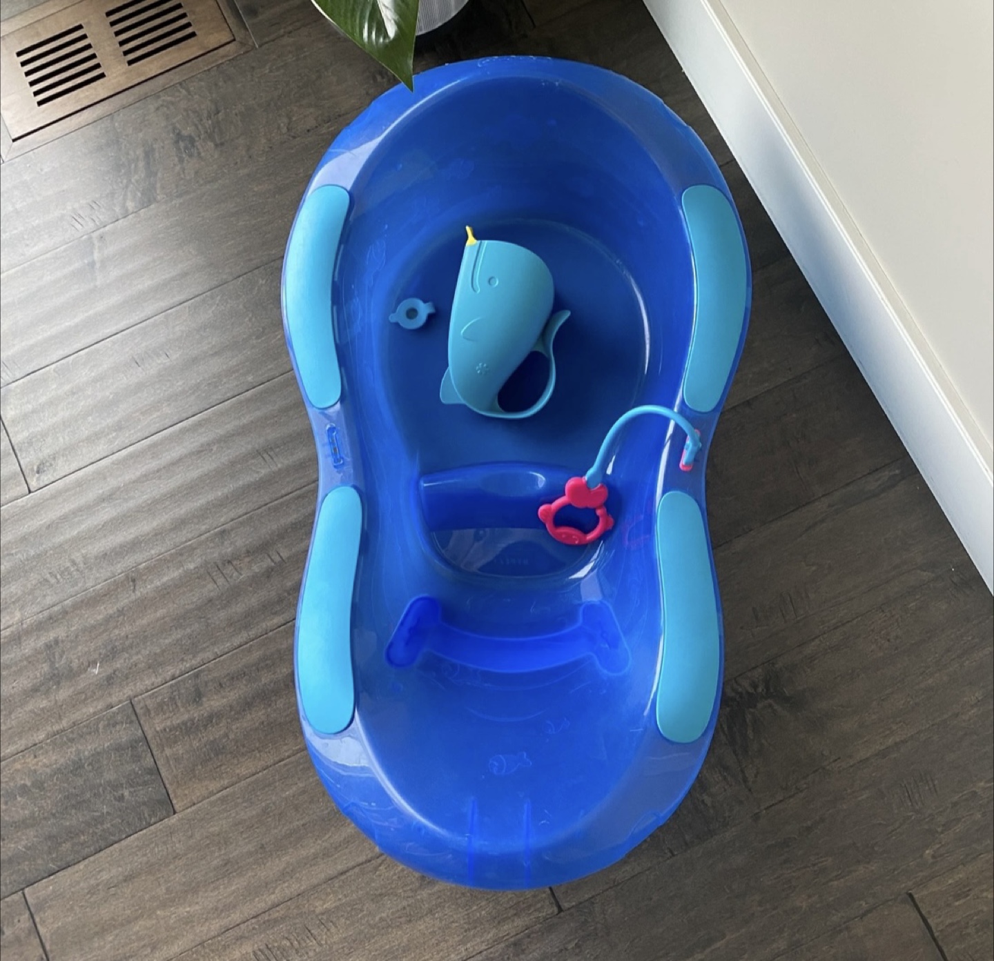 Baby Bath Tub & Skip Hop Whale Rinse Cup