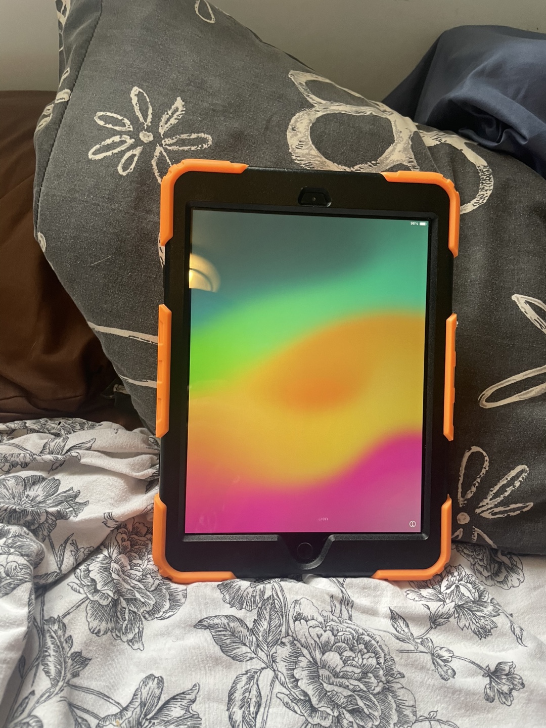 Quick Sale! iPad 5 – 32GB – Works Perfect - photo 3
