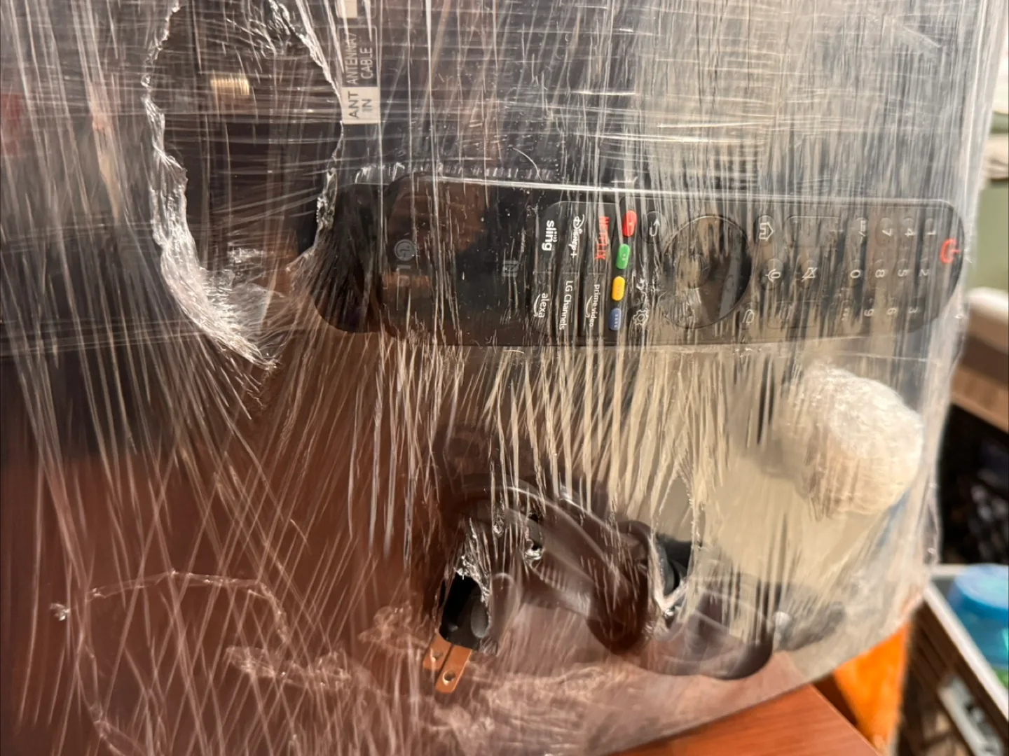 LG UHD AI ThinQ TV wall rack included image indicator(8)