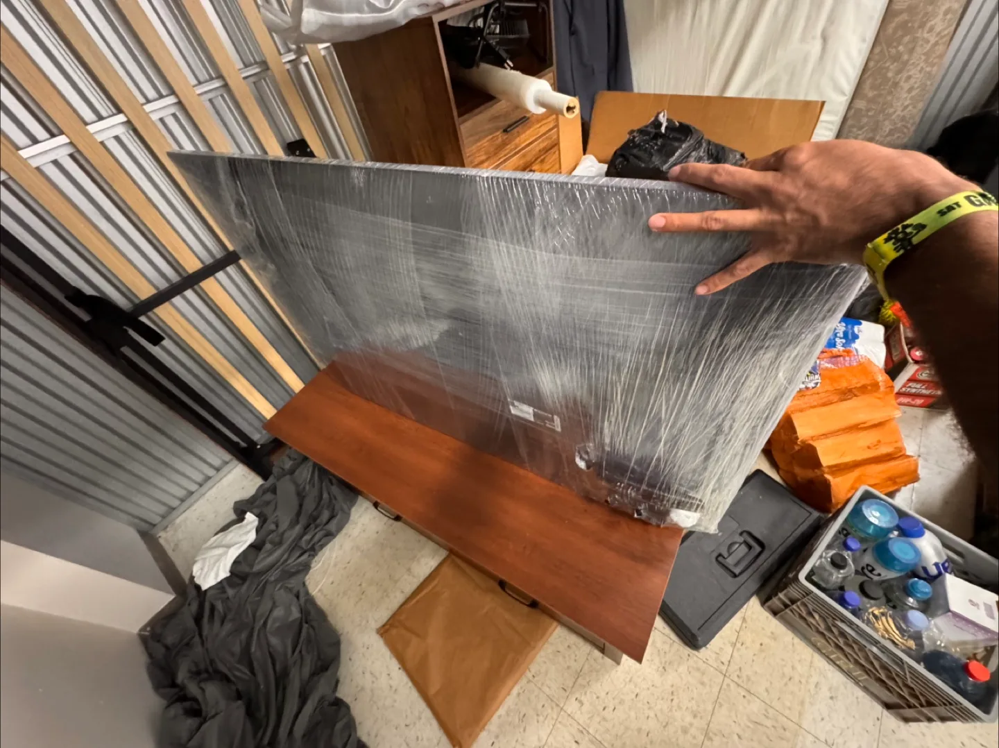 LG UHD AI ThinQ TV wall rack included image indicator(2)