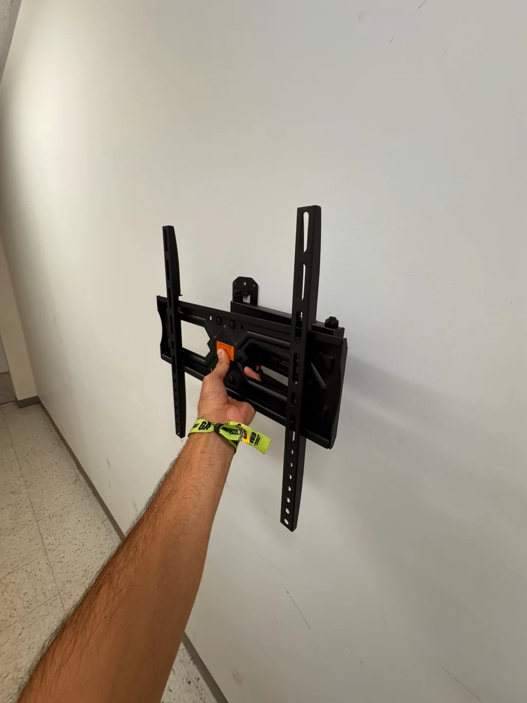 LG UHD AI ThinQ TV wall rack included image indicator(9)