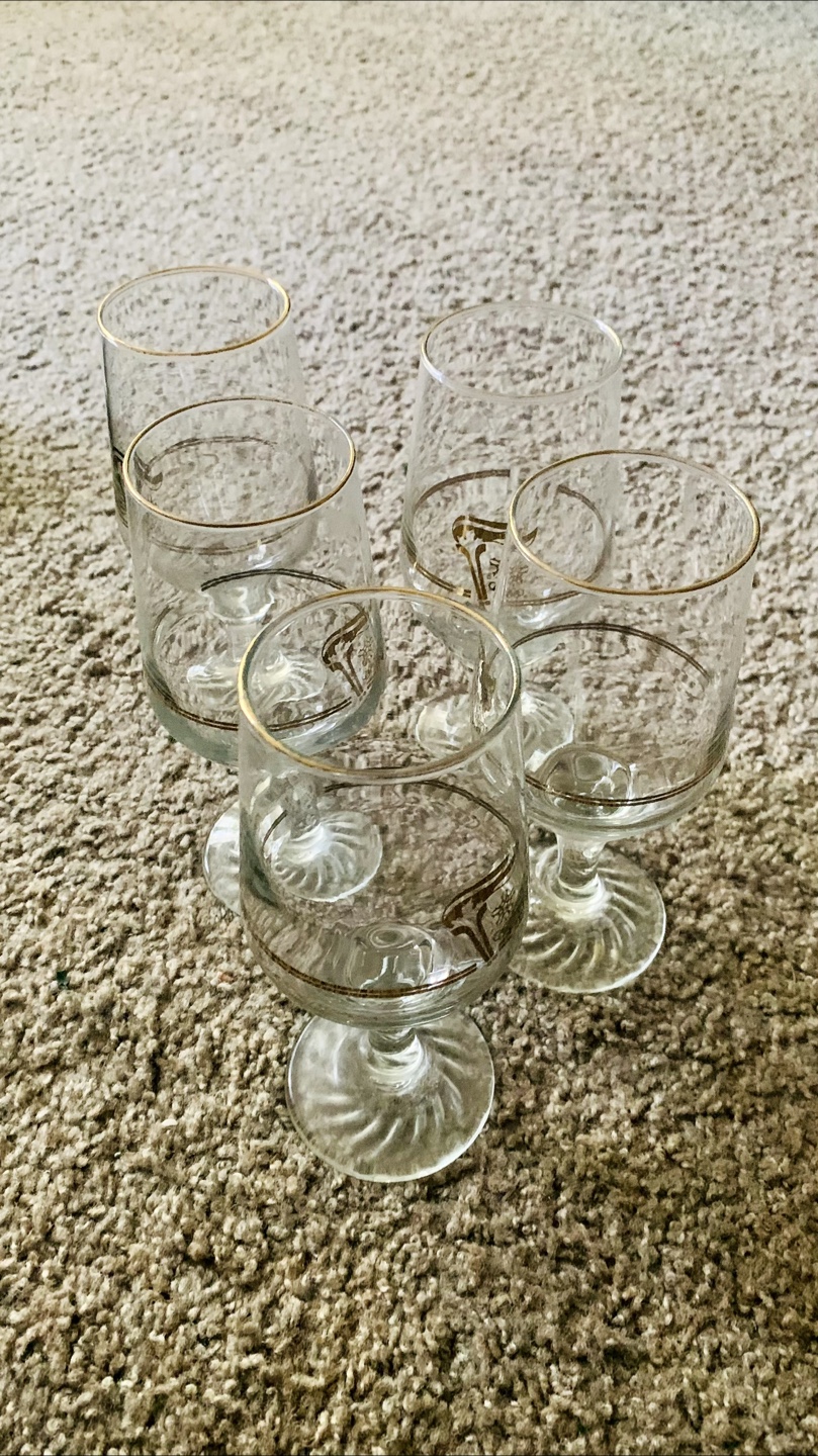 Set of 5 Vintage Stemmed Glasses & 6 disposable glasses