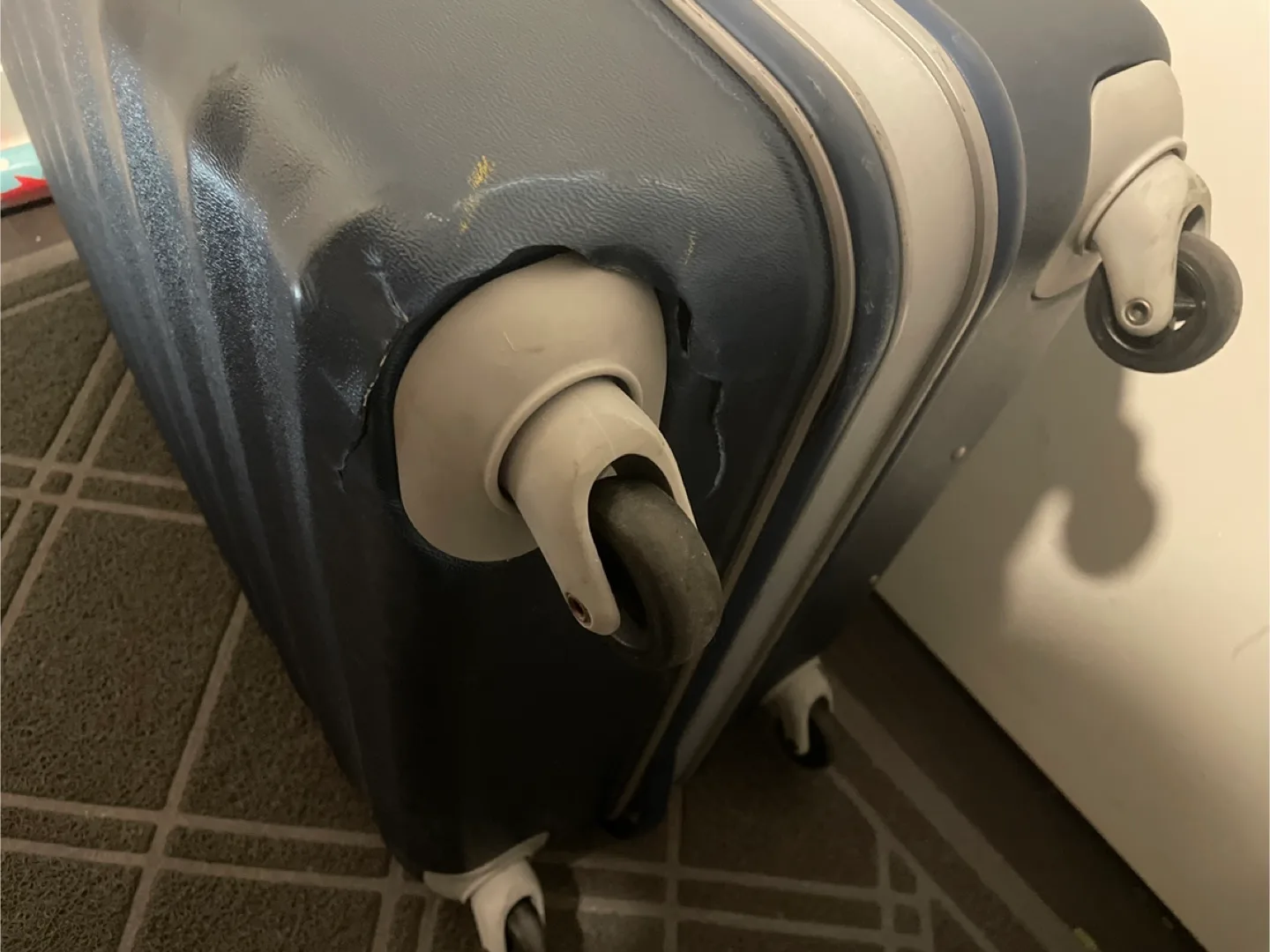 Read before buying 28” Blue Hard Shell Suitcase image indicator(3)