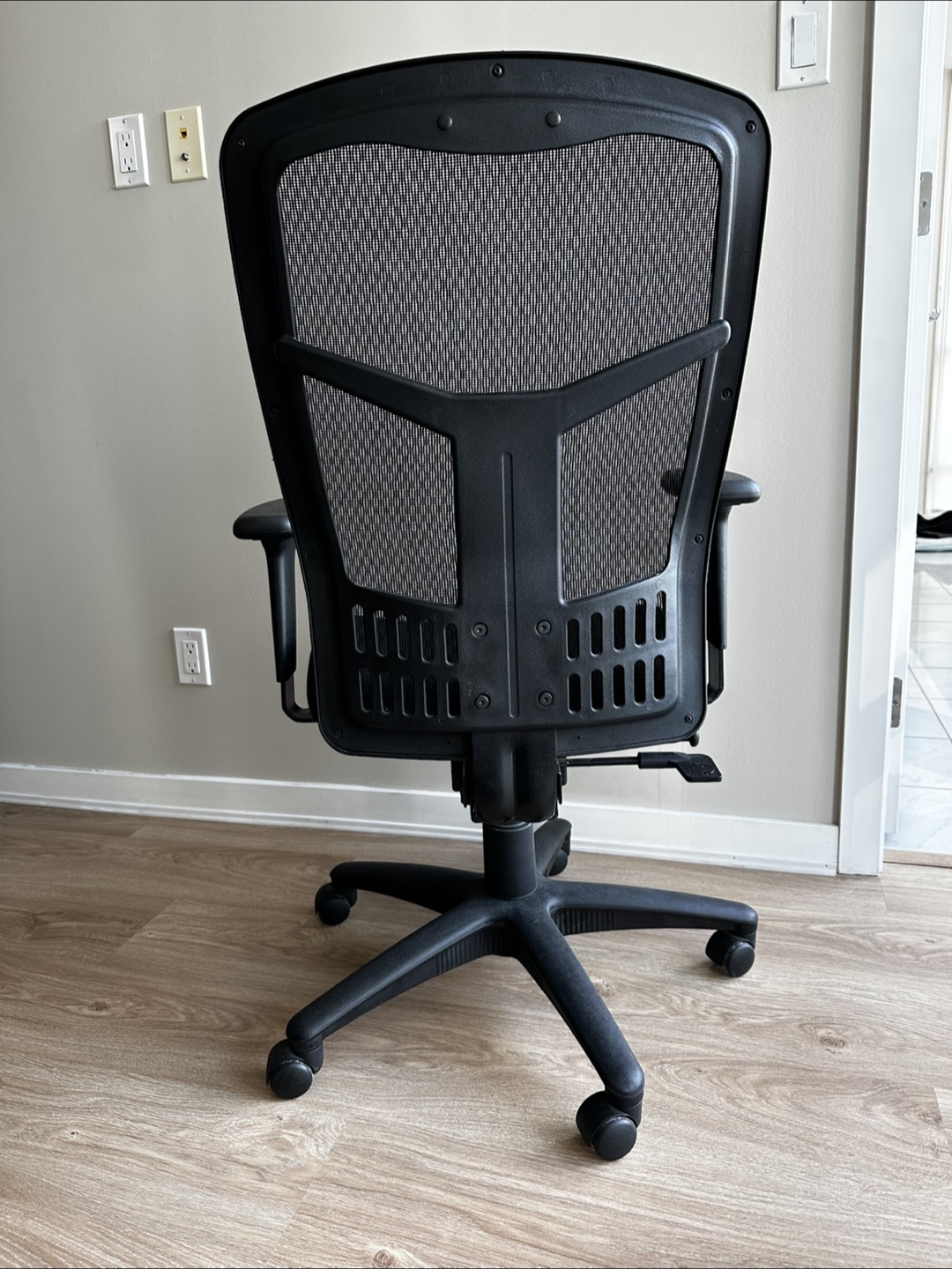 Adjustable Black Office Chair - photo 2