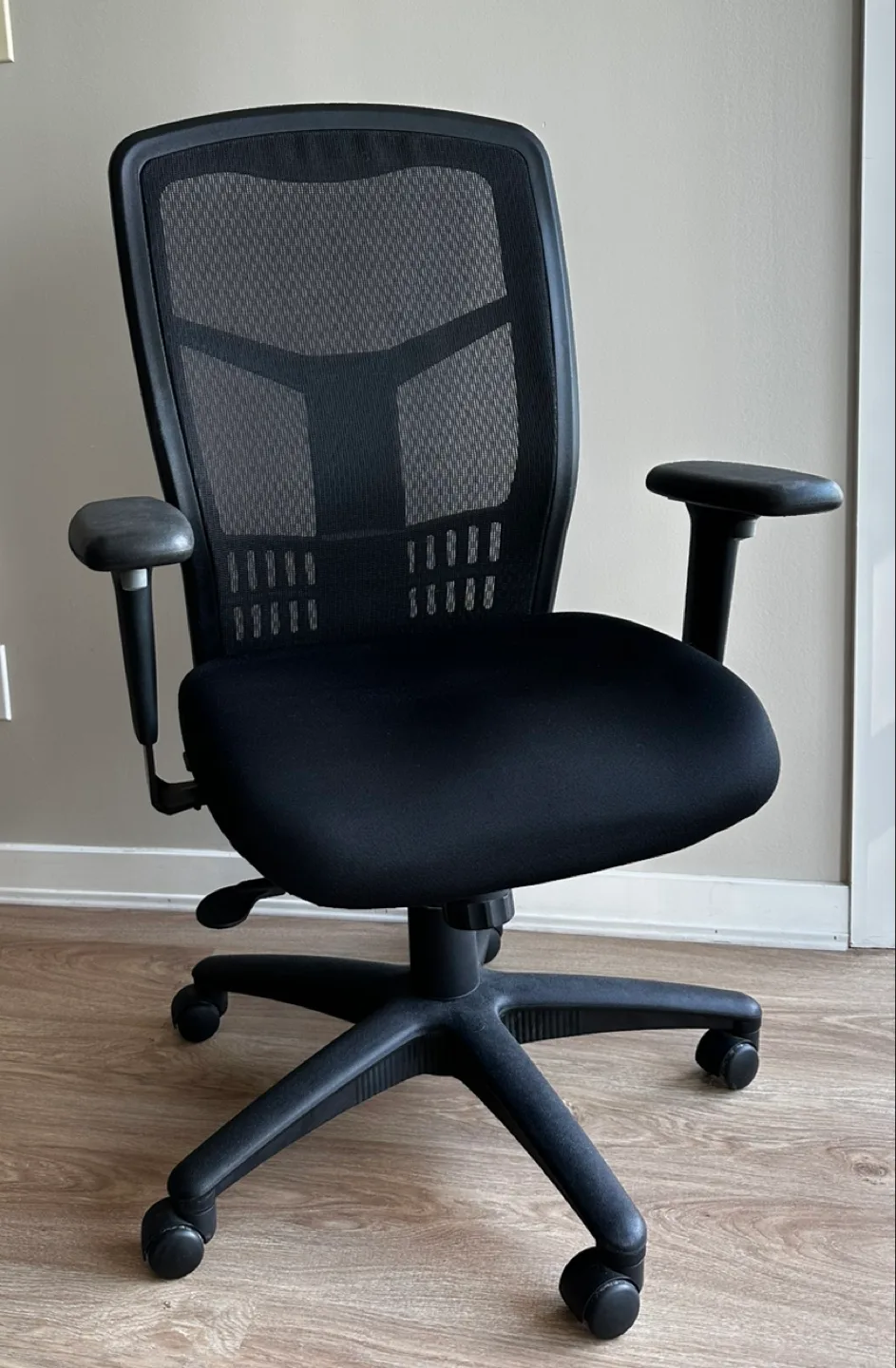 Adjustable Black Office Chair thumbnail