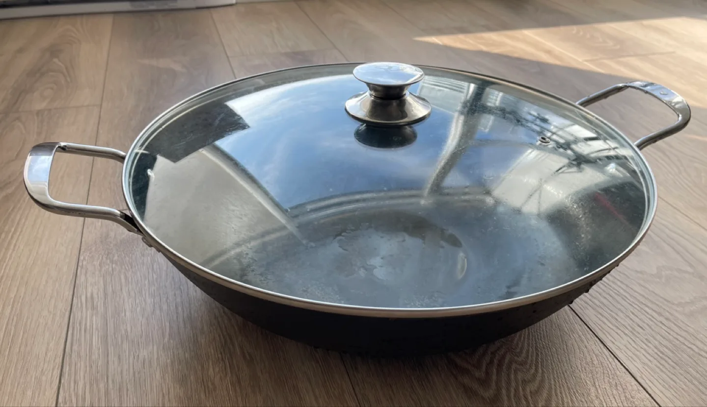 PRESIDENT'S CHOICE Cast Iron Wok With Lid thumbnail