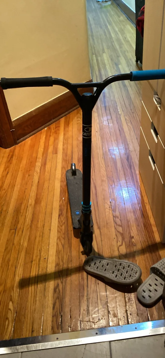 MGP Pro Scooter - Black & Blue image indicator(3)