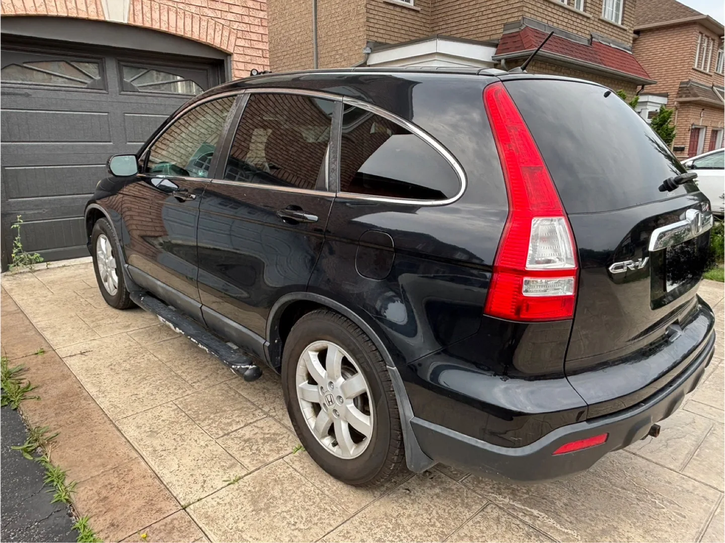 Black Honda CR-V SUV thumbnail