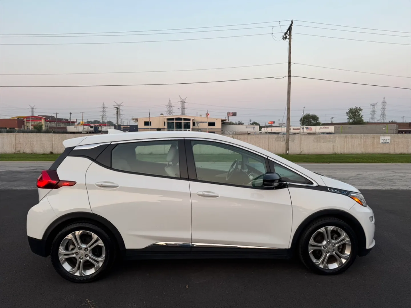 2017 Chevrolet Bolt EV · LT Hatchback 4D image indicator(2)