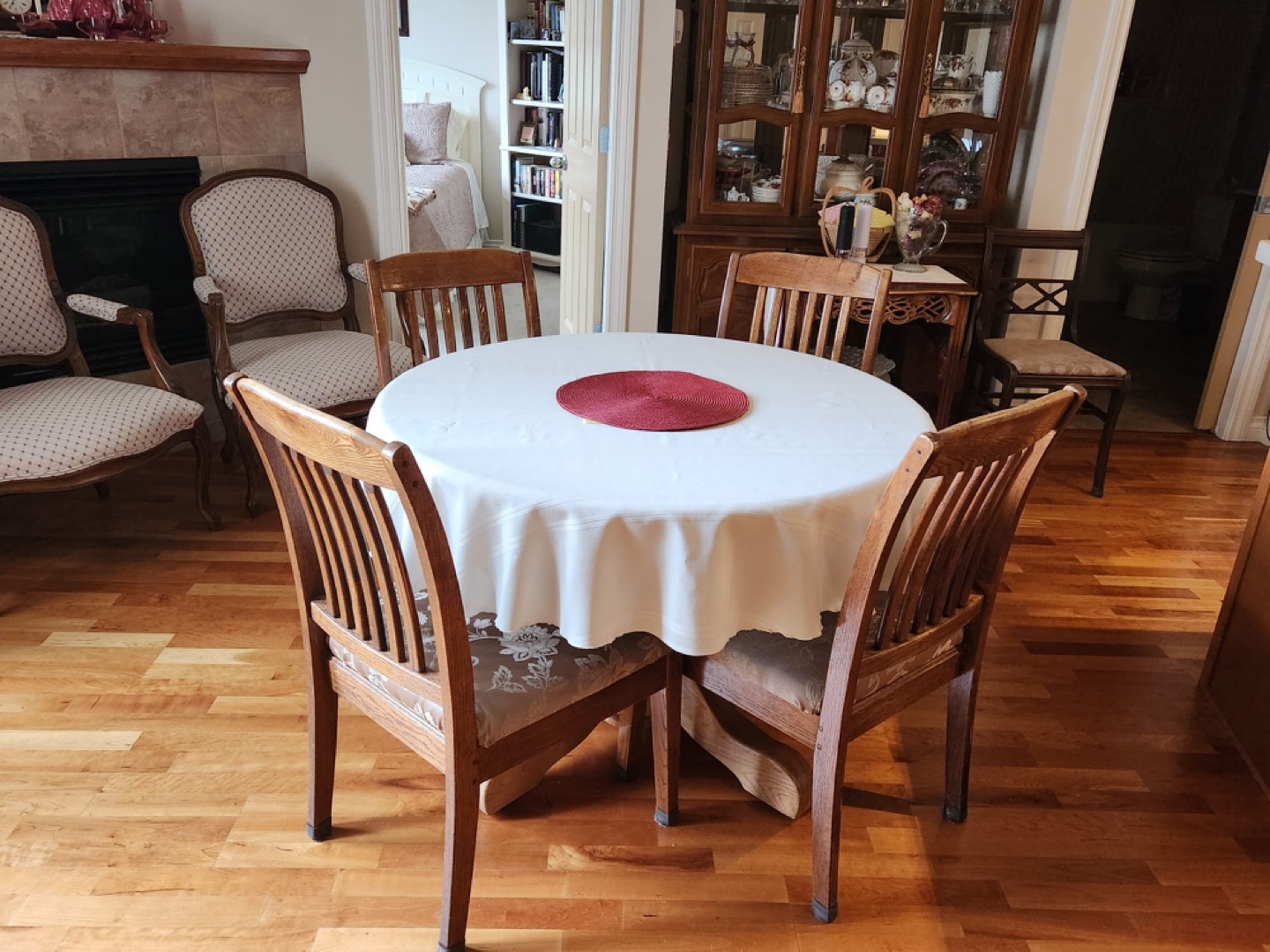 Round Oak 42” Dining Table with 4 Chairs