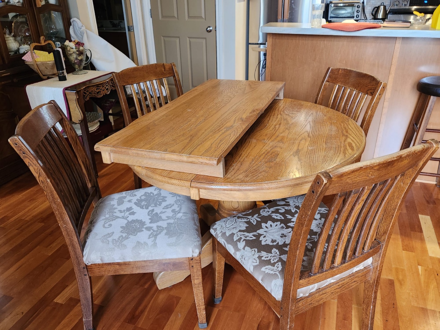 Round Oak 42” Dining Table with 4 Chairs - photo 2
