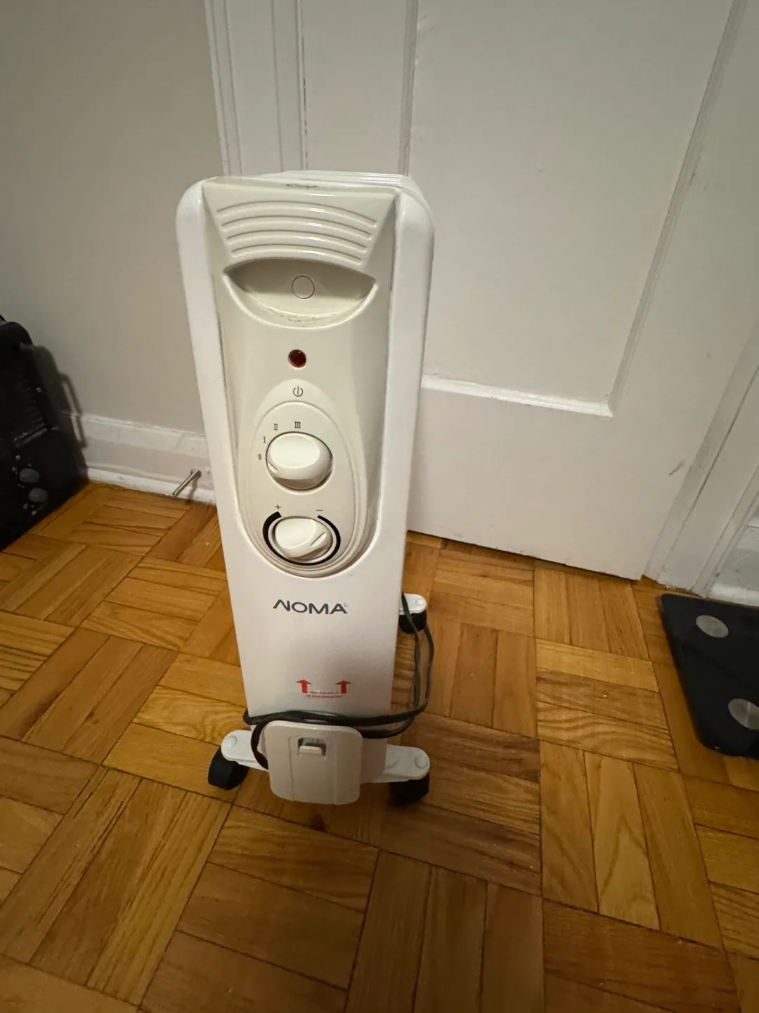 NOMA Oil-Filled Heater - White with adjustable thermostat image indicator(4)