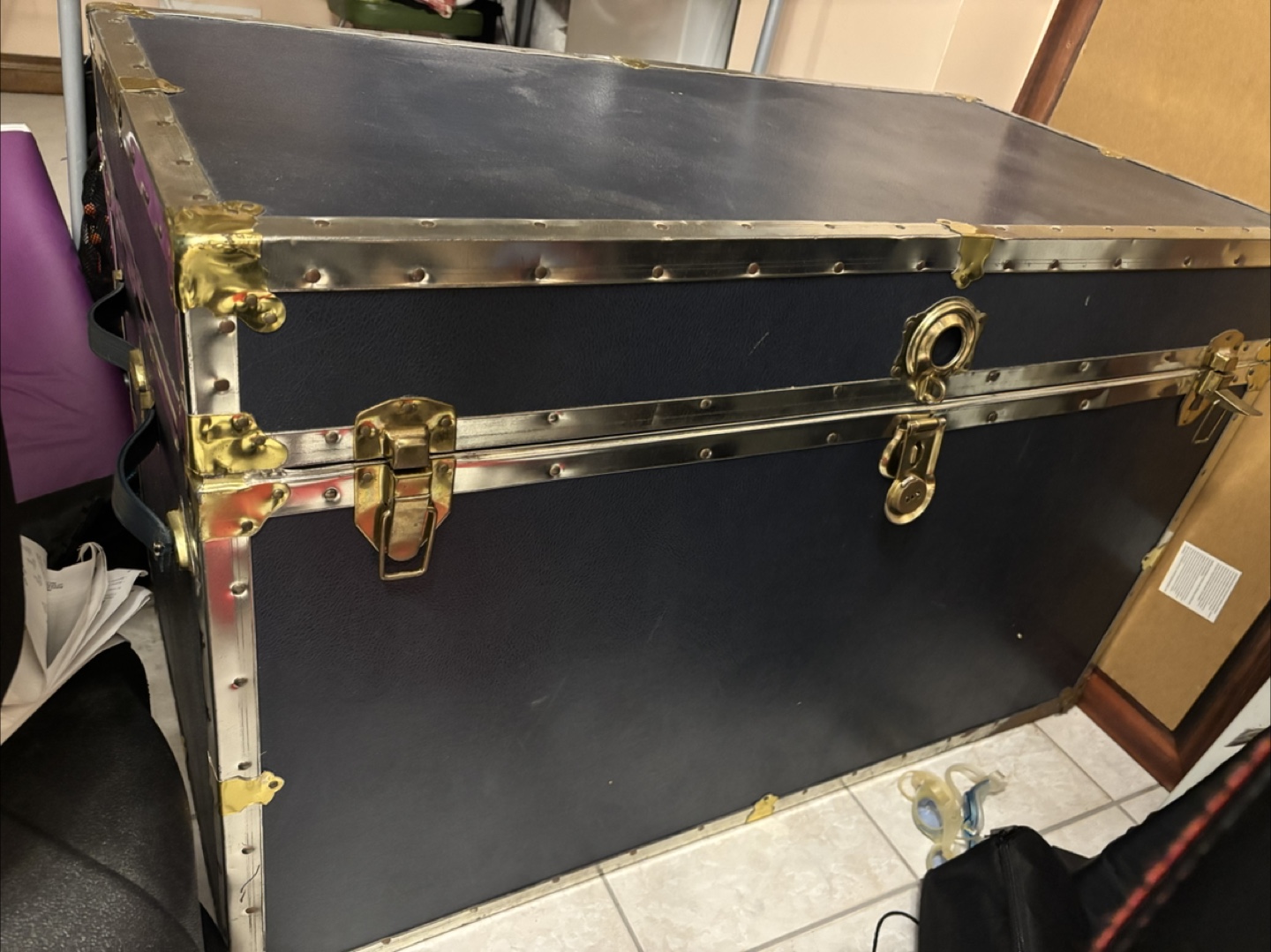 Vintage-Style Storage Trunk - photo 3