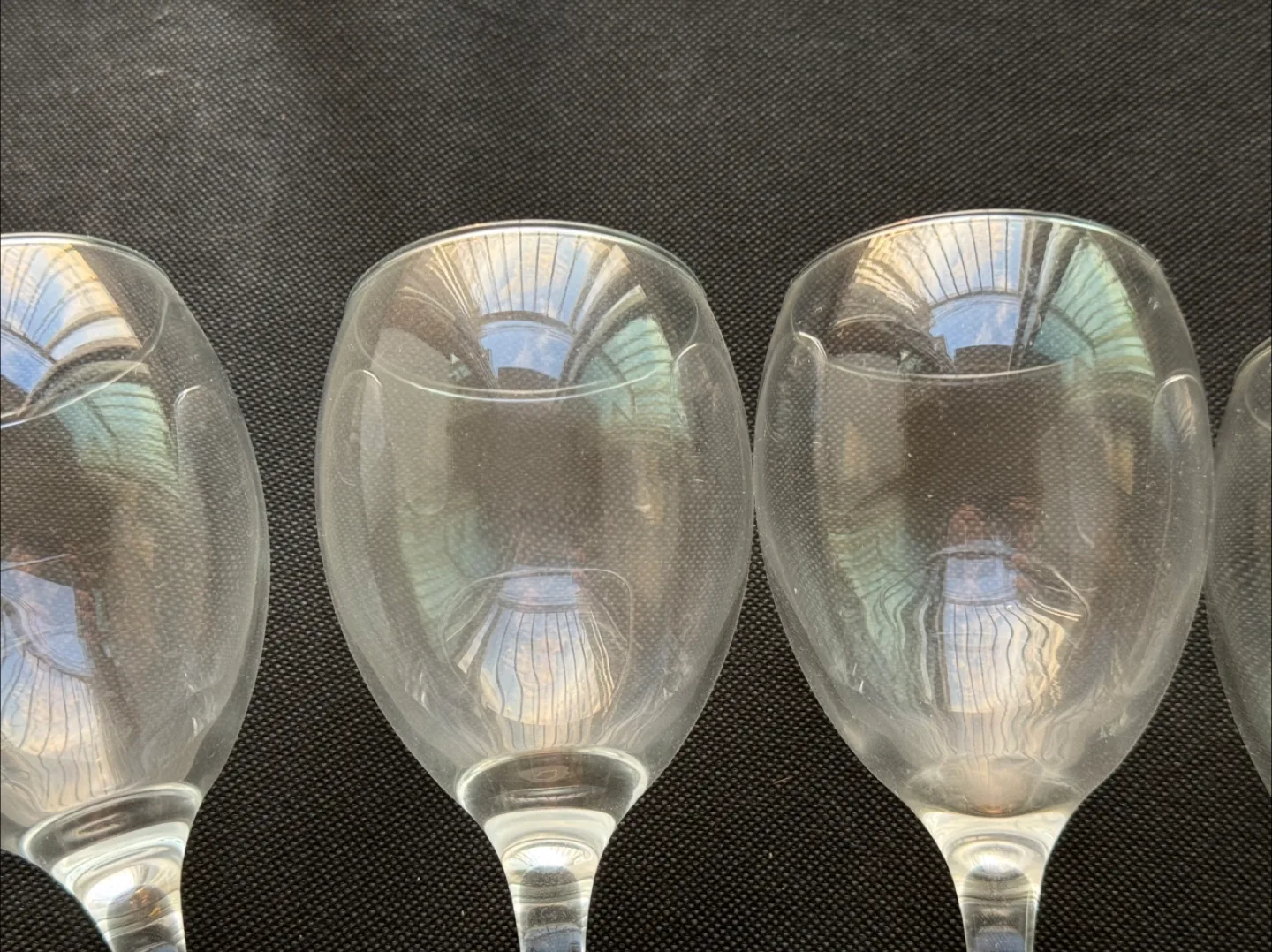Set of 4 Wine Glasses image indicator(2)