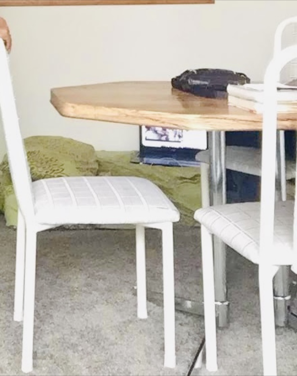 Dining table and White Metal Frame Dining Chairs - Set of 3 - photo 3