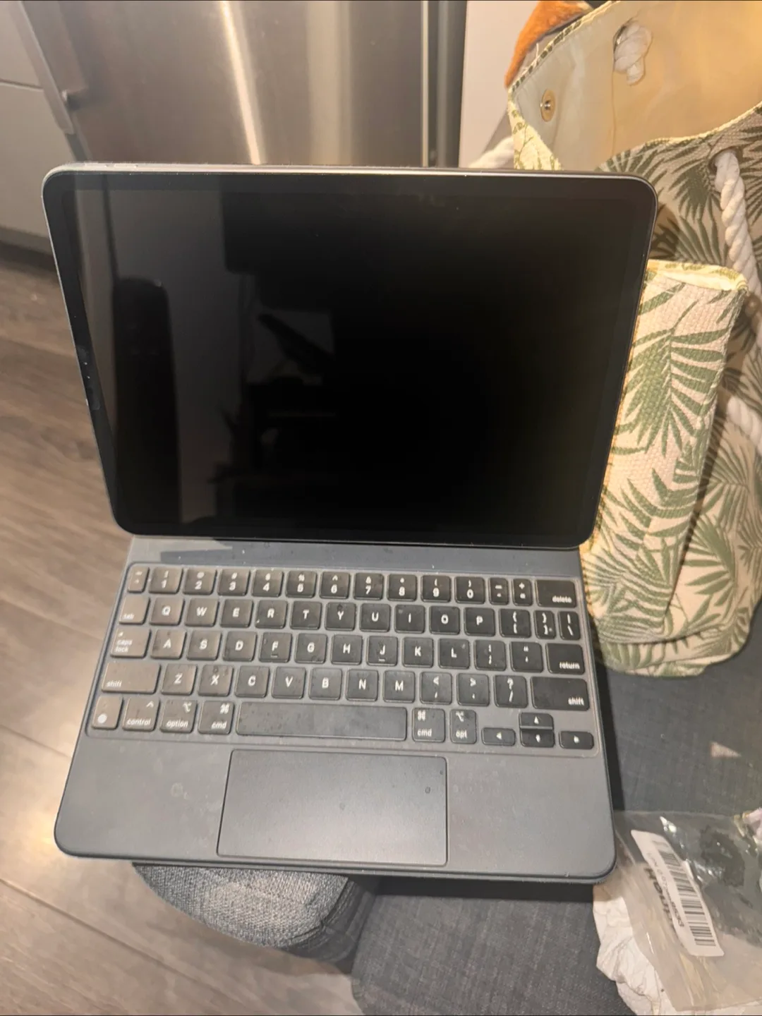 iPad Pro 11-inch 256GB Space Grey with Magic Keyboard image indicator(2)