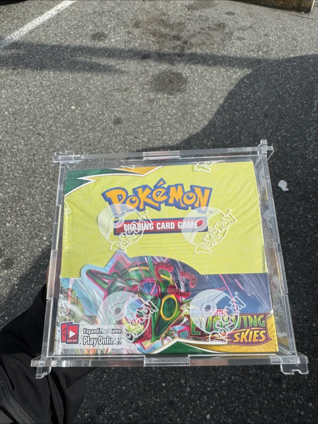Pokemon evolving skies booser box - Factory Sealed thumbnail