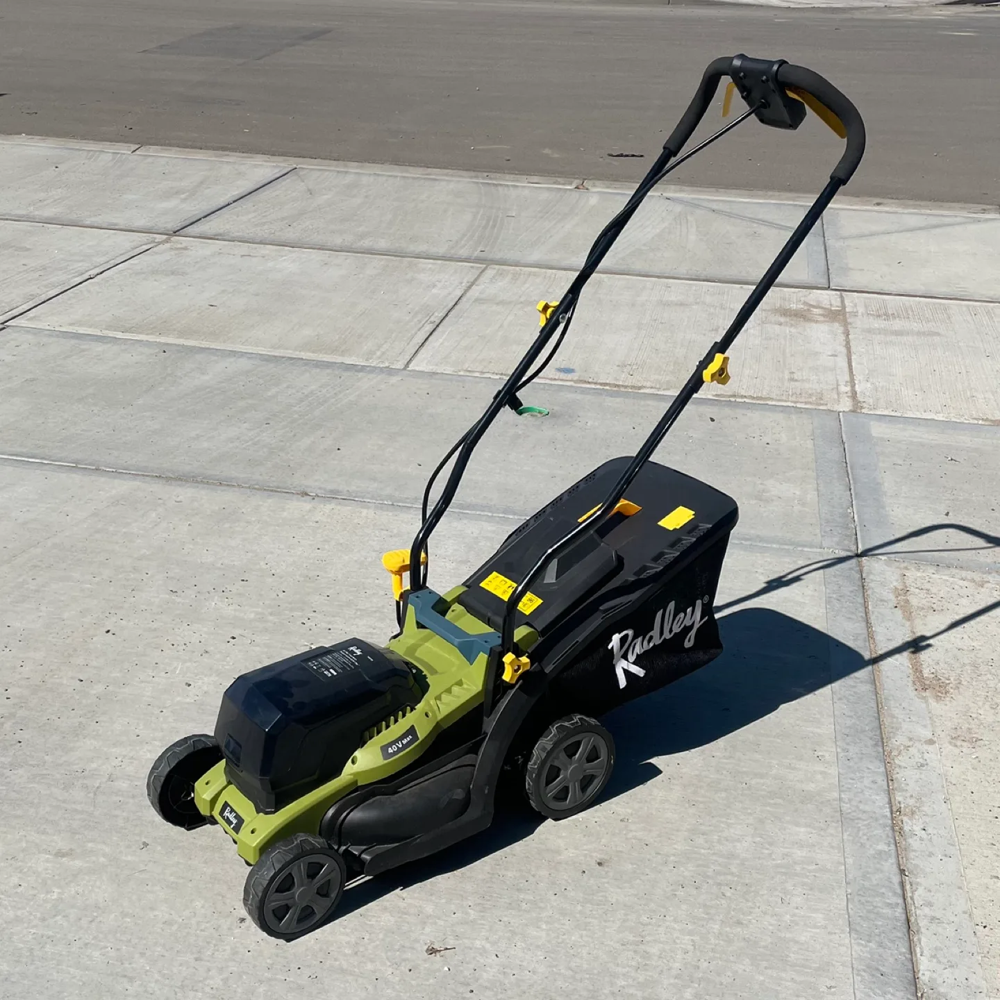 Cordless Lawn Mower thumbnail