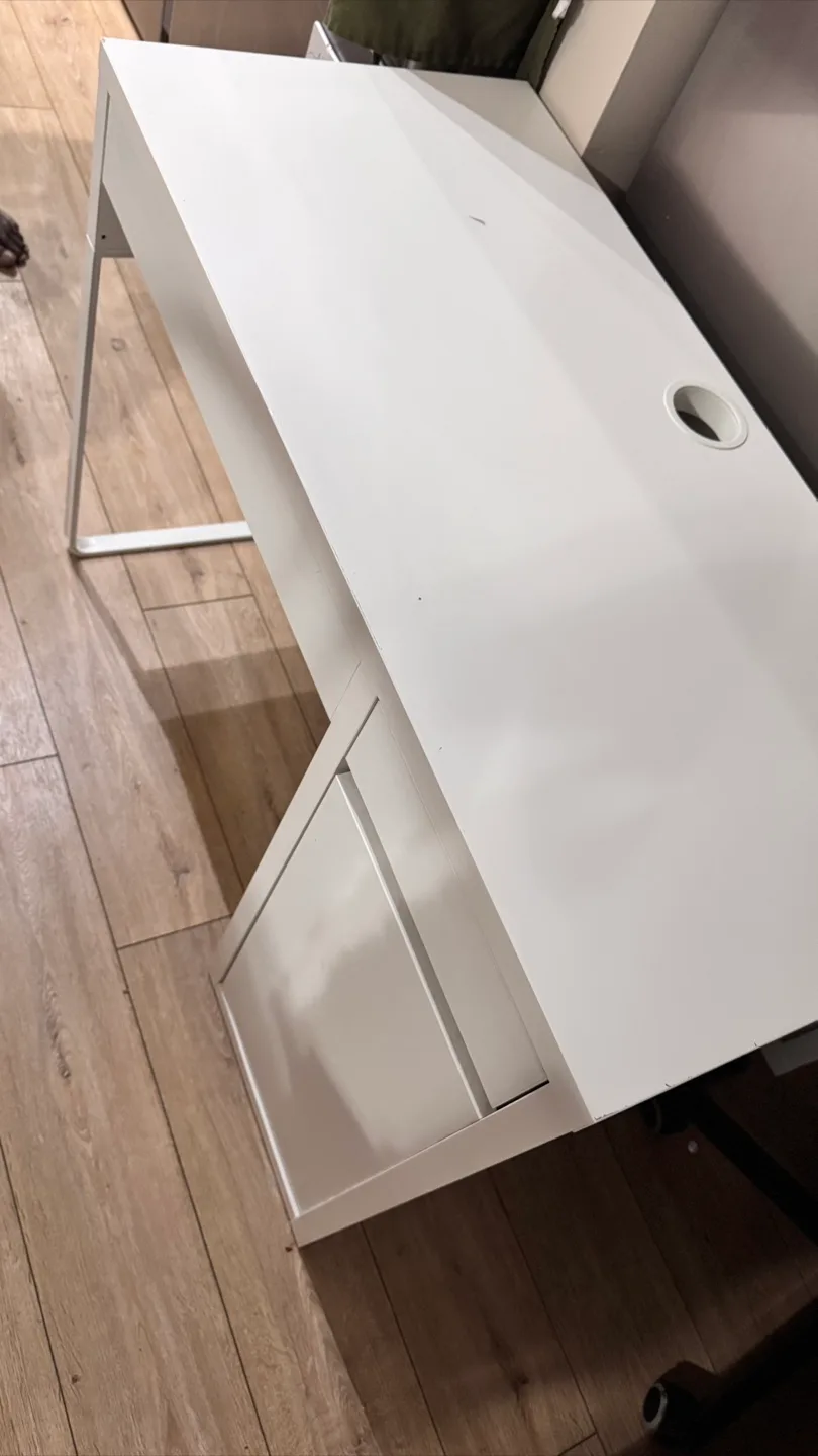 IKEA desk - white image indicator(2)