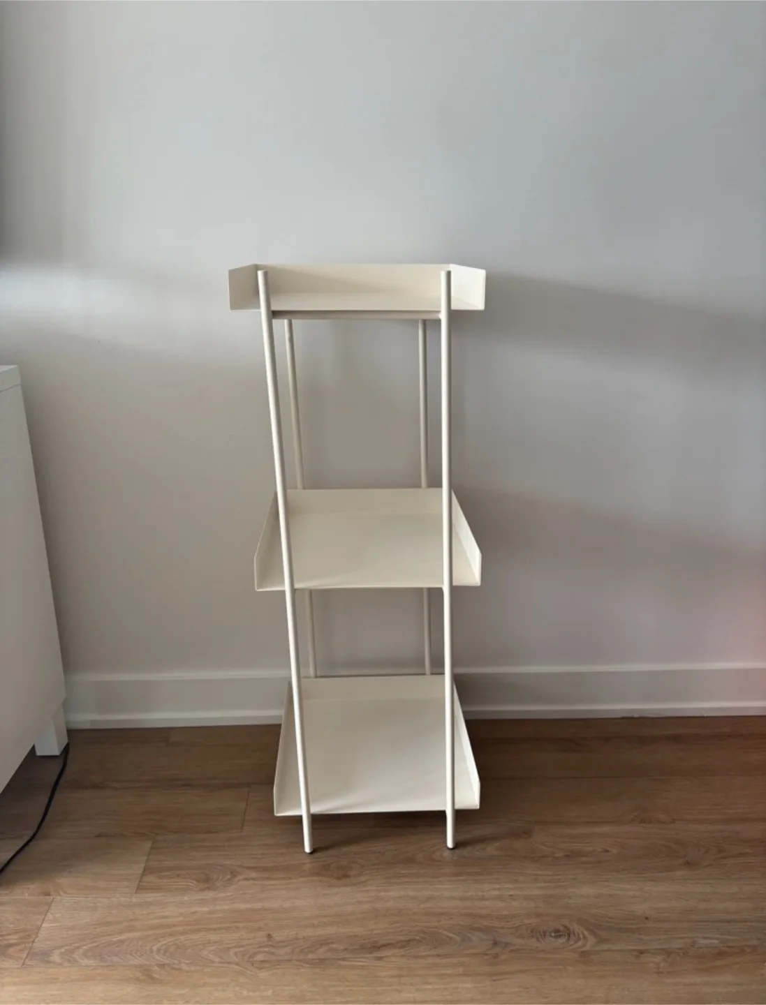 Floating lines 3 tier shelf, white, metal image indicator(4)
