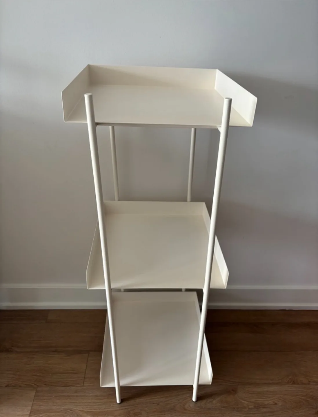Floating lines 3 tier shelf, white, metal image indicator(3)