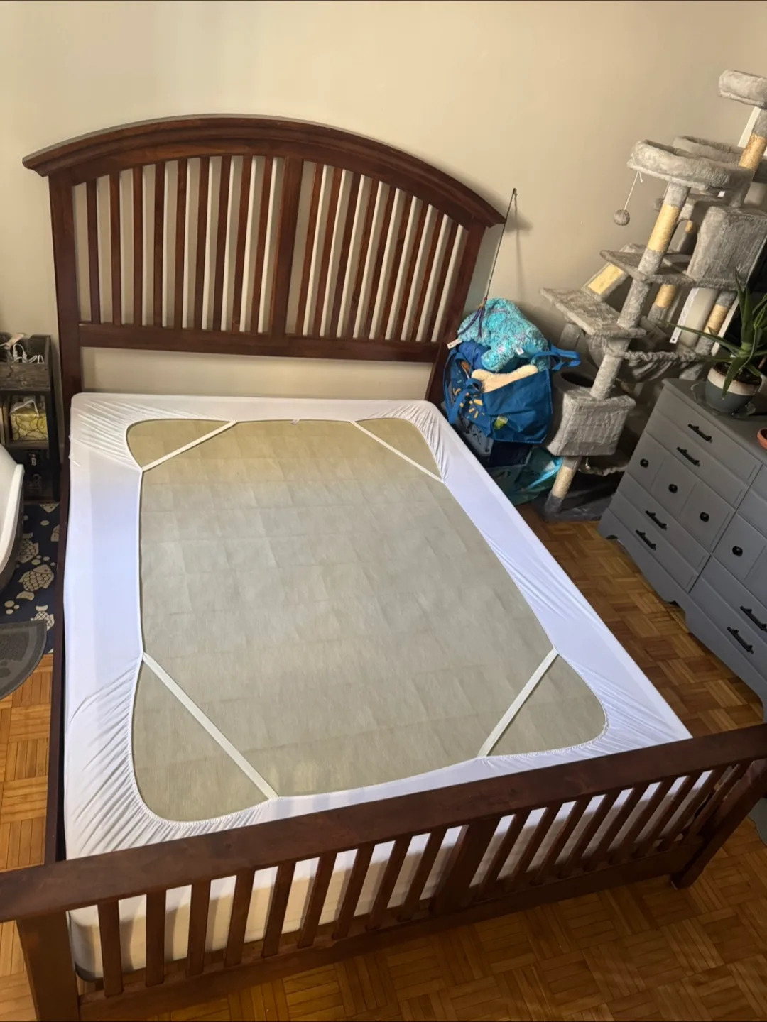 Queen sized box spring thumbnail