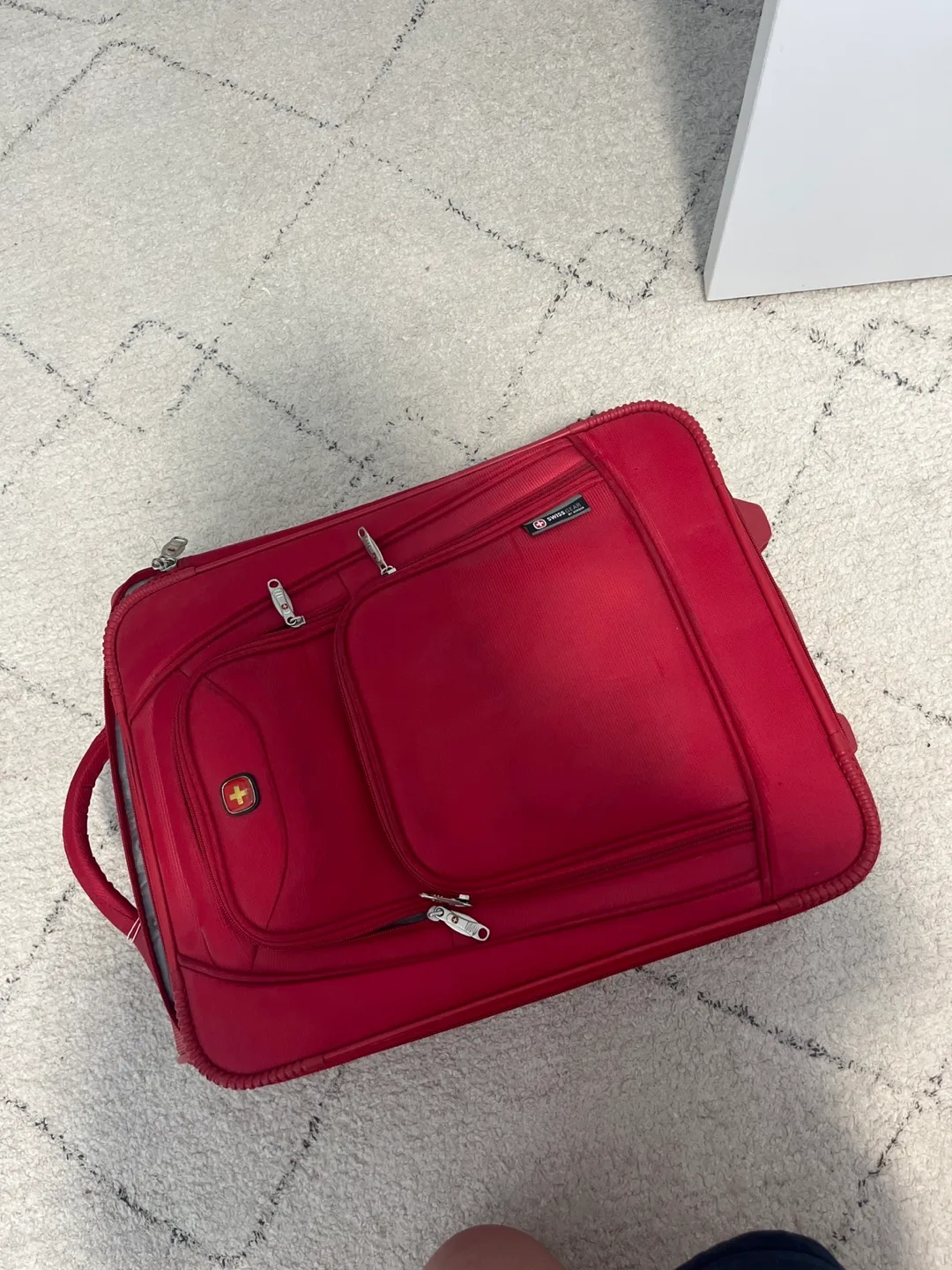 Swissgear Red Carry-On Suitcase image indicator(2)