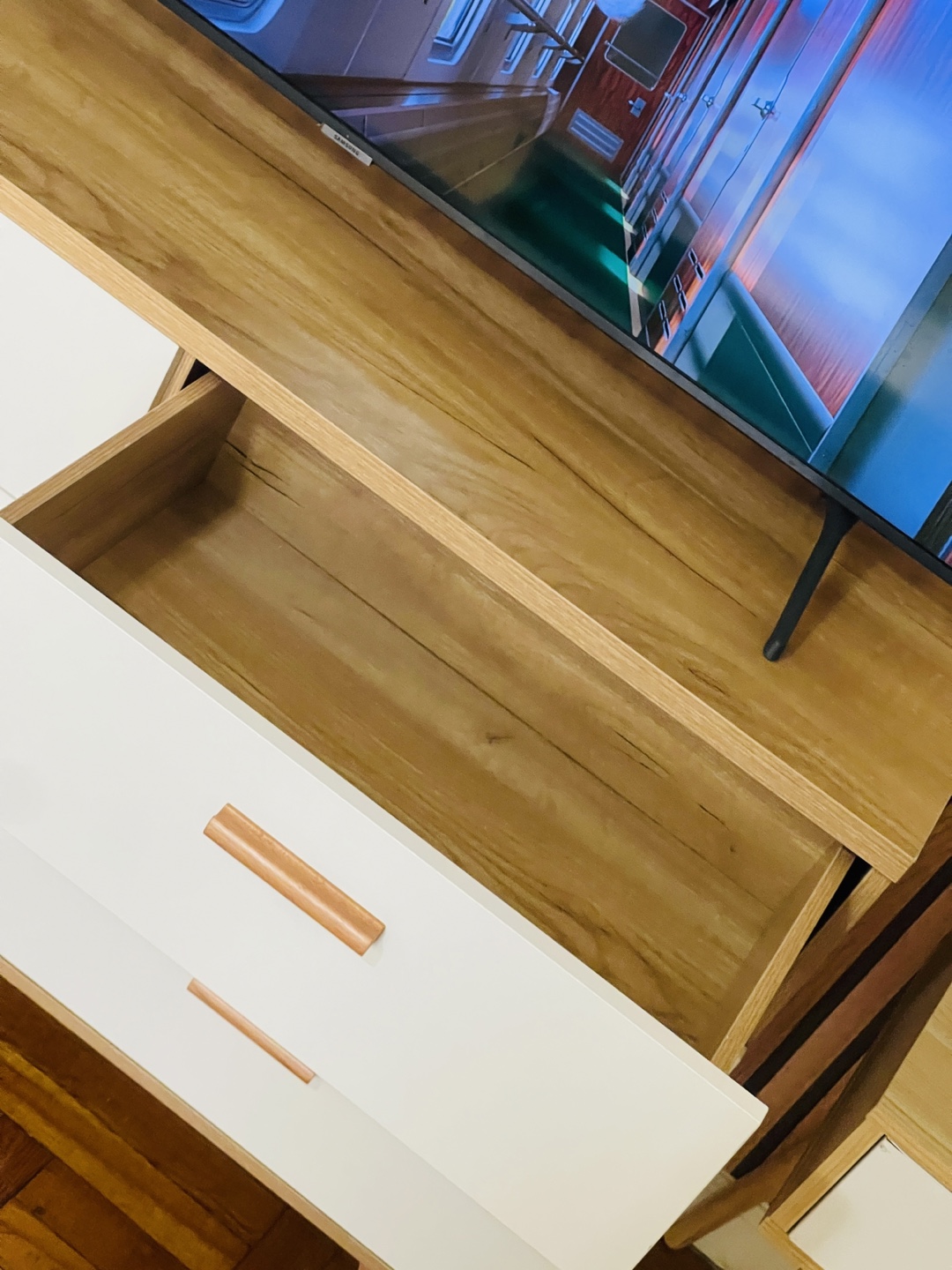 White & Wood 6-Drawer Dresser - photo 4
