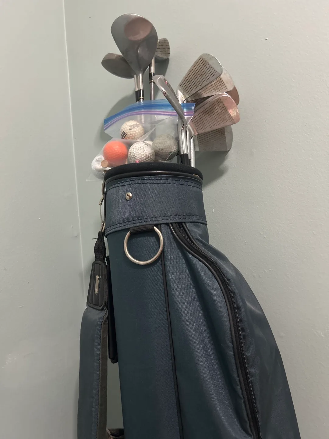 Men’s golf club set and a bag of balls and tees image indicator(4)
