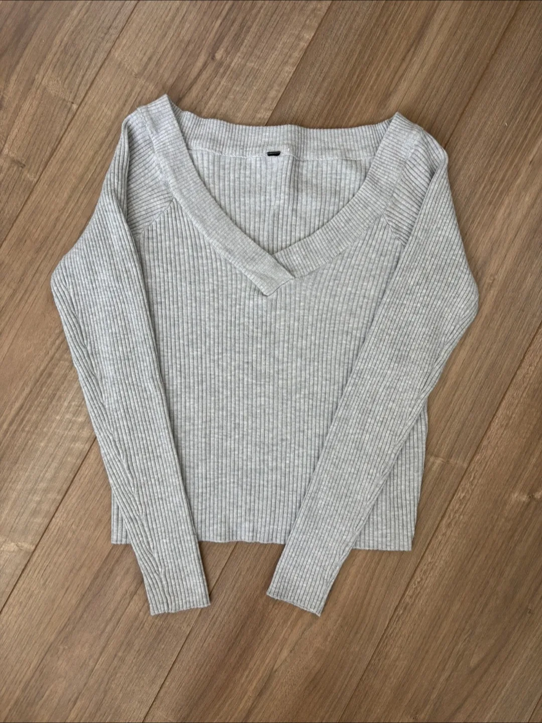 🧡 H&M Grey Ribbed V-Neck Top thumbnail