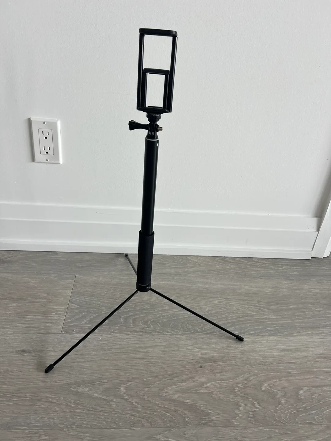 Moreslan Tripod Selfie Stick thumbnail