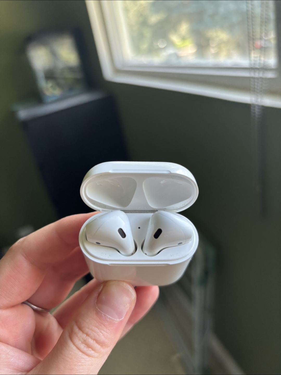 Apple AirPods (2nd generation) - Like New