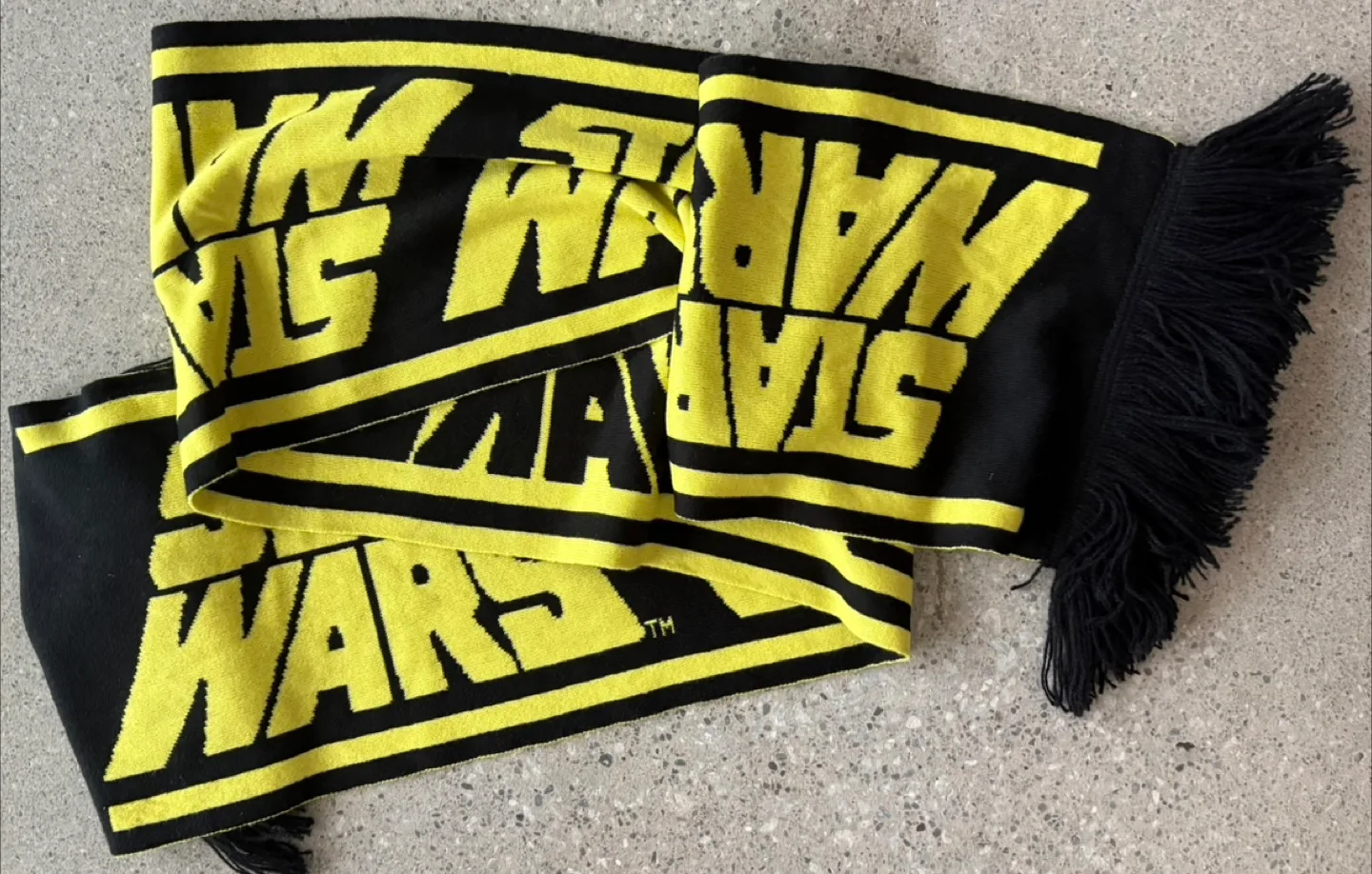 H&M Jacquard-Knit Star Wars Scarf New image indicator(3)