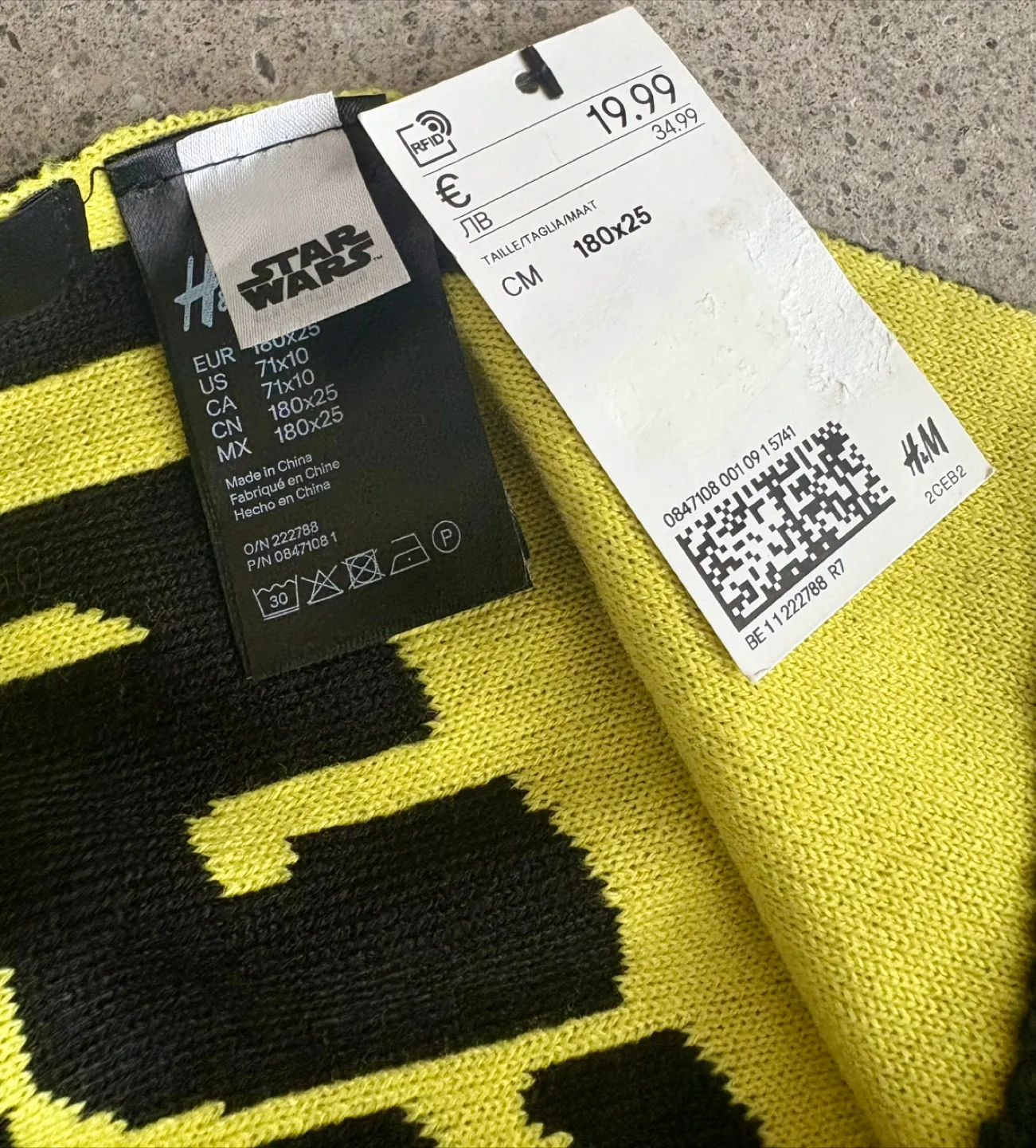 H&M Jacquard-Knit Star Wars Scarf New image indicator(9)