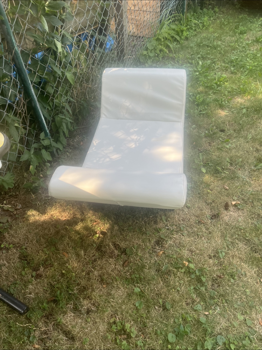 White Lounge Chair - photo 4