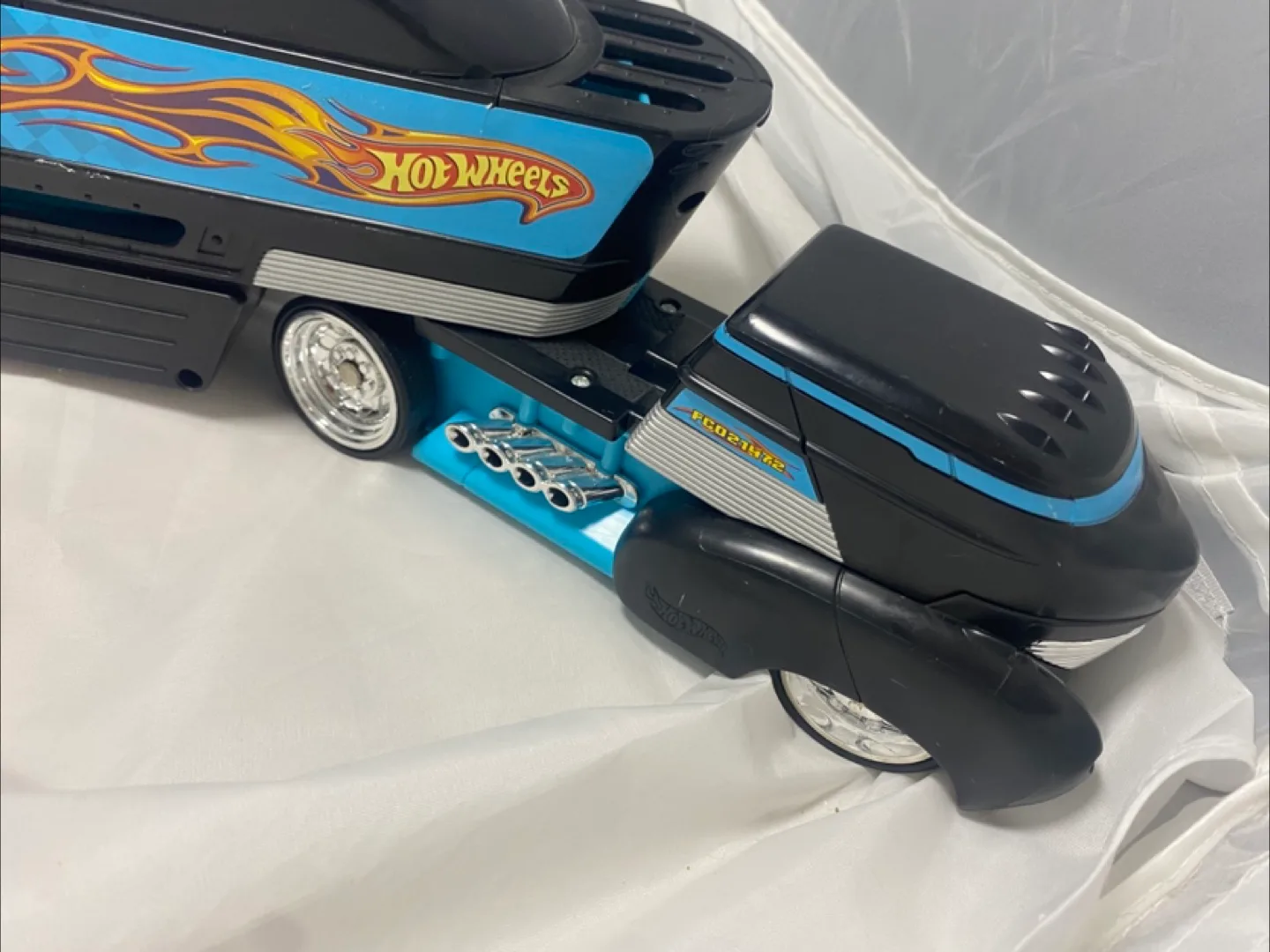 Hot Wheels Car Semi Truck FC021472 Car Transporter 2002 image indicator(2)