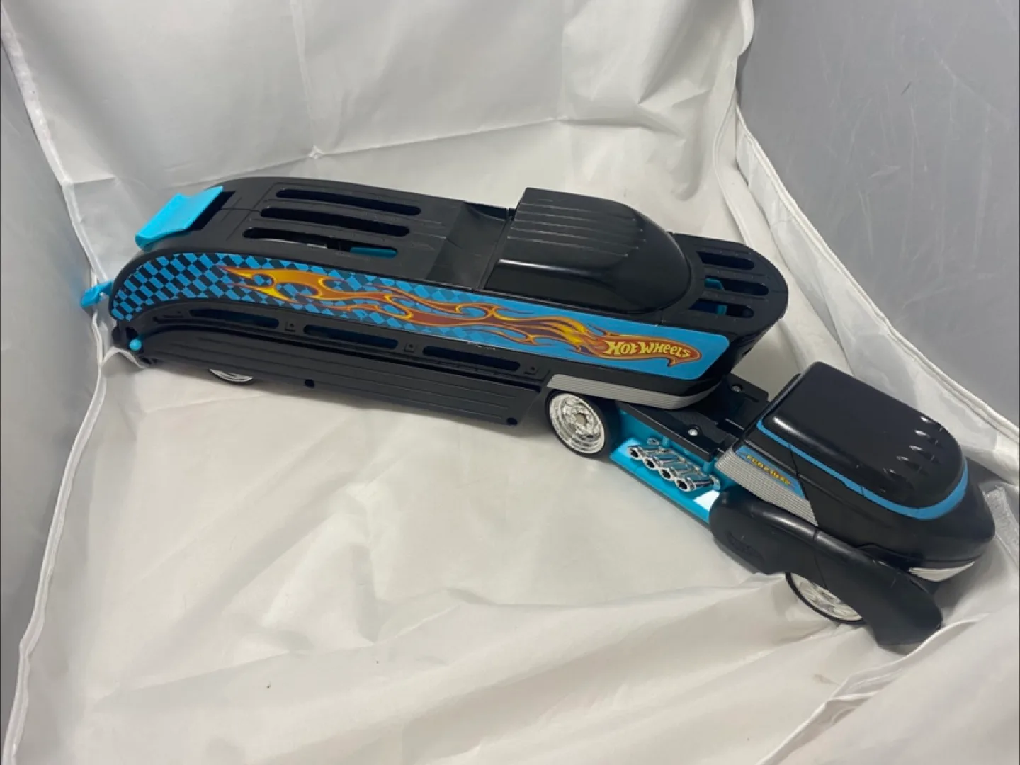 Hot Wheels Car Semi Truck FC021472 Car Transporter 2002 thumbnail